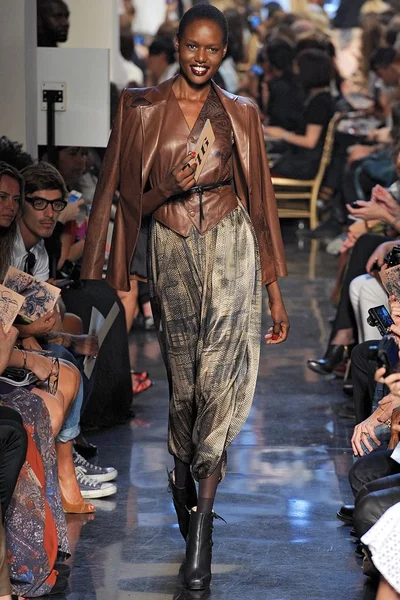 Look 16